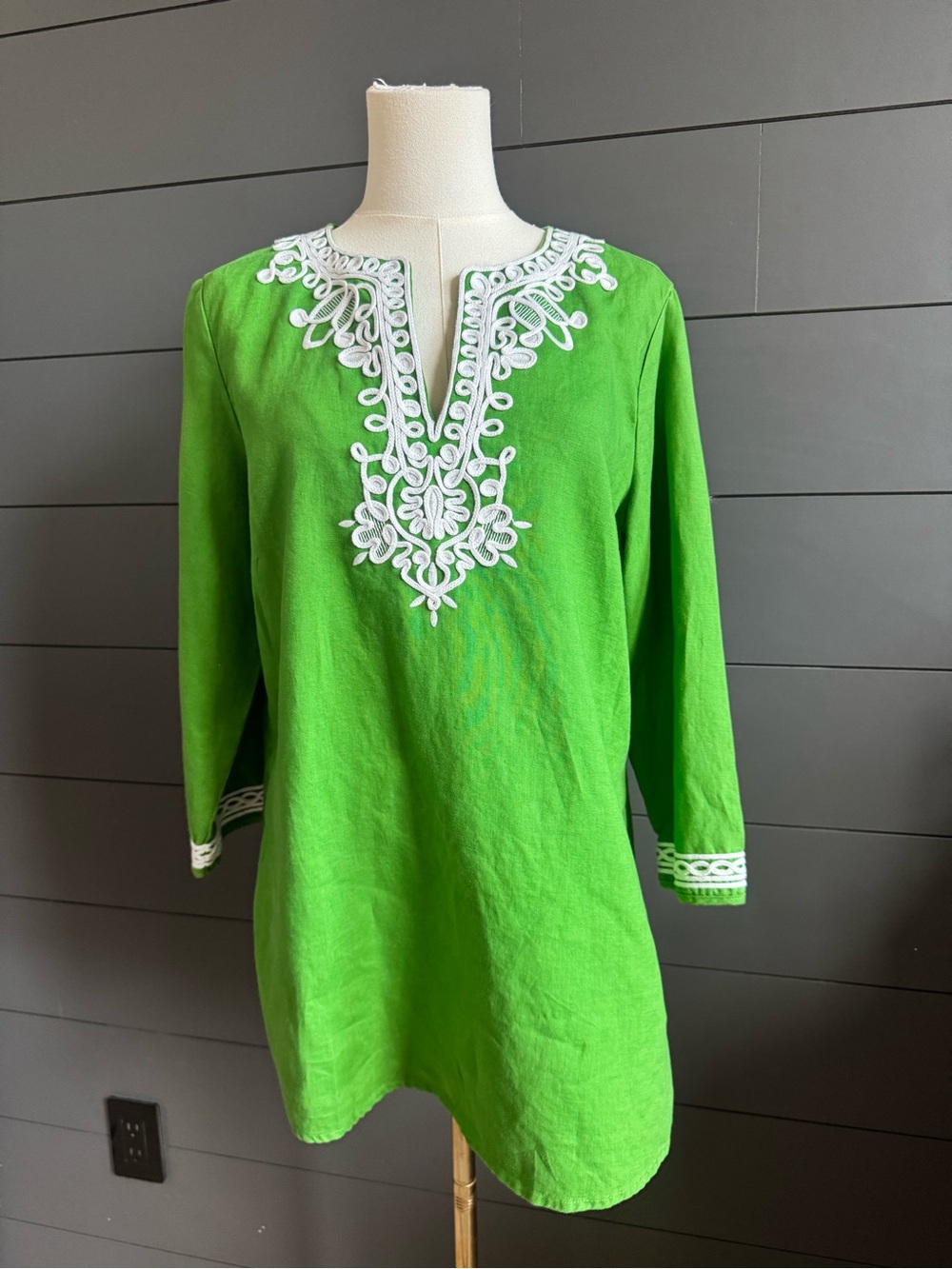 Jones New York Bright Green Linen Tunic with White Embroidered V-Neck